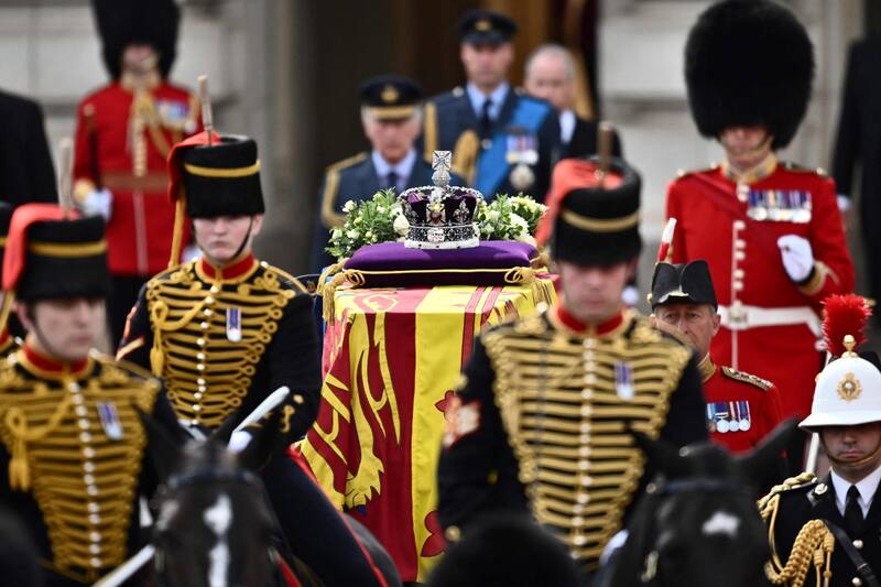 Una imagen del traslado del féretro de Isabel II hacia la capilla ardiente en Westminter Hall.