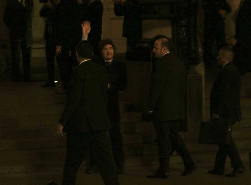 Una imagen del presidente Javier Milei saludando a la gente antes de su ingreso al Teatro Colón en julio.