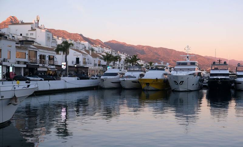 Yates en la marina de Puerto Banús, Marbella, España. (Imagen: Wikimedia Commons / Kallerna)