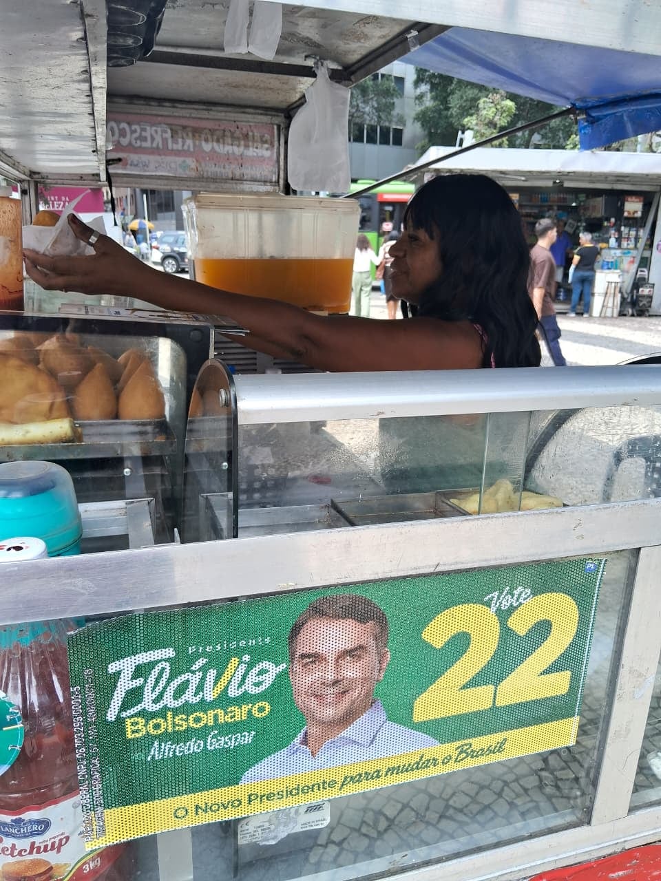 Una vendedora ambulante hace campaña a favor de Flavio Bolsonaro en Río de Janeiro