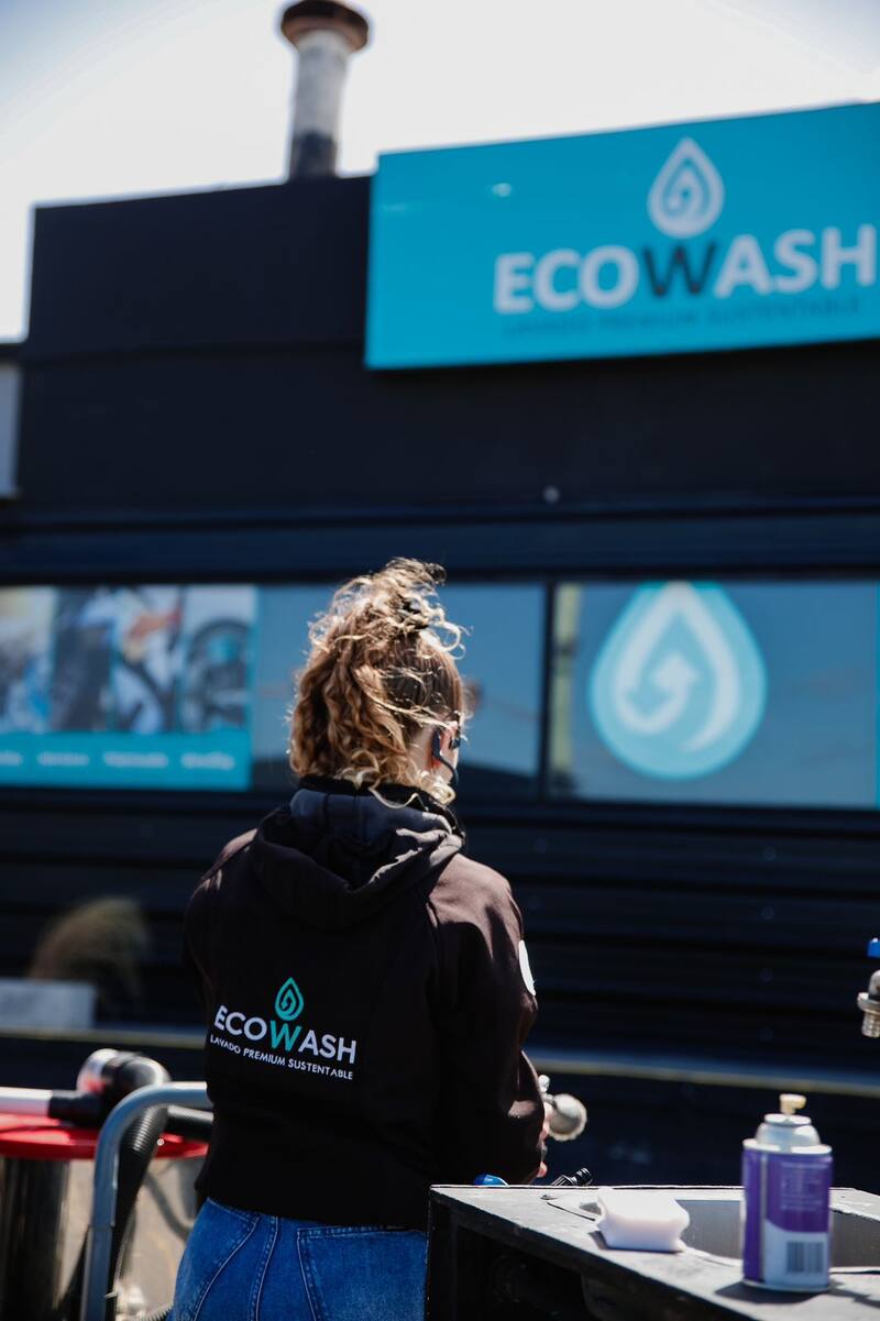 Reutilizan agua de lluvia para lavar los vehículos. (Foto: Eco Wash).