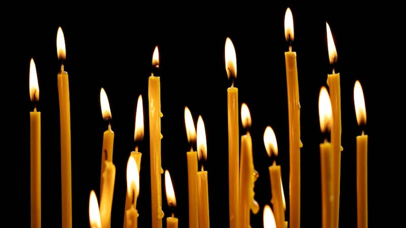 Velas ungidas en aceite. Fuente: Archivo.