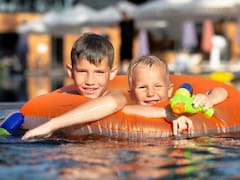 El parque acuático que cuenta con alberca olímpica, zonas seguras para niños y un bonito complejo de cabañas