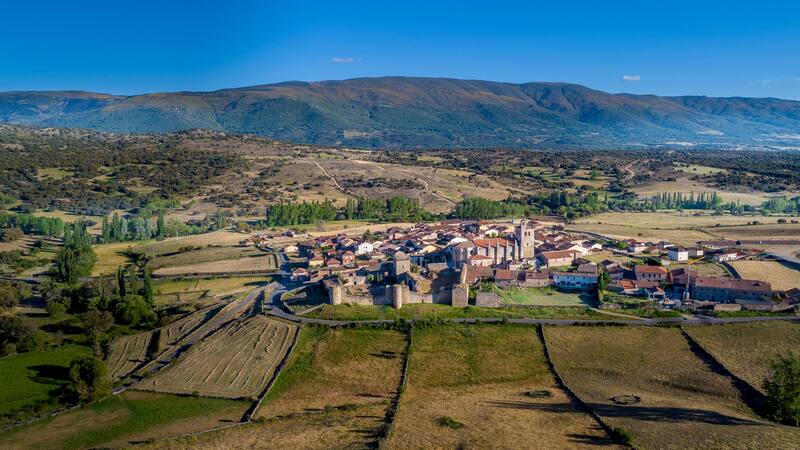 El bonito pueblo a 1 hora de Salamanca con el castillo más hermoso de España.