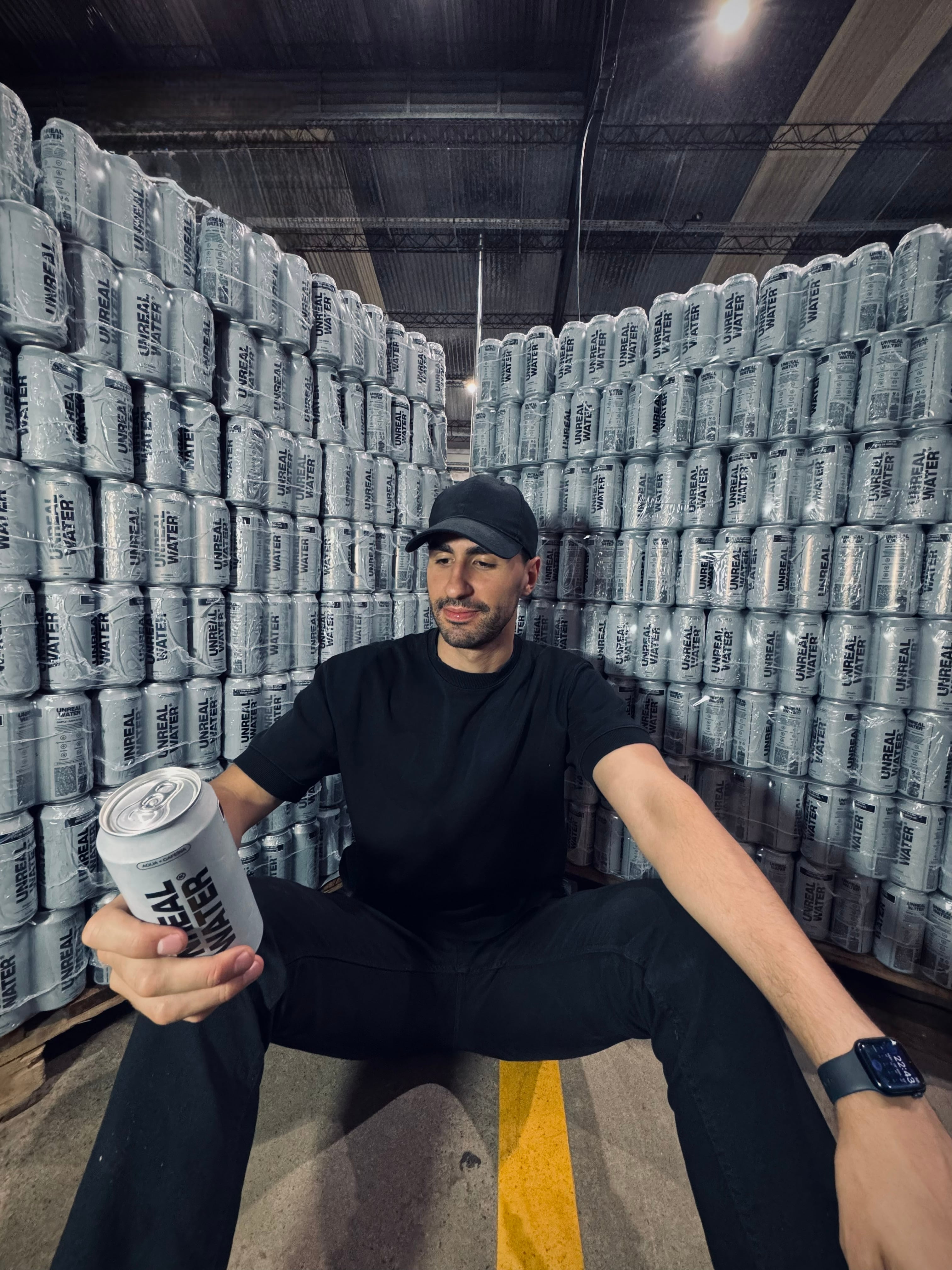 Es argentino y creó la primera agua energizante del país a base de cafeína