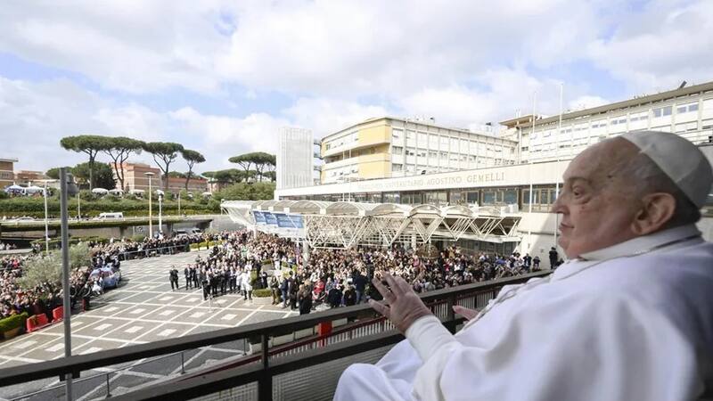 Tristeza en el Vaticano | El médico que atendió al Papa Francisco confesó: "Tuvimos que elegir entre dejarlo ir o probar con todo".