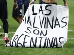 “Las Malvinas son argentinas”, la bandera que colocaron los jugadores en la cancha tras el pase a la final