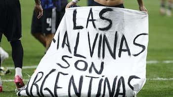 “Las Malvinas son argentinas”, la bandera que colocaron los jugadores en la cancha tras el pase a la final
