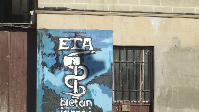 Anagrama de ETA pintado en una pared de Alsasua, Navarra.