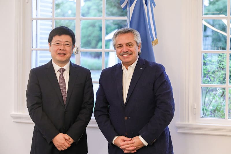 Fernández, durante un encuentro con el embajador chino Zou Xiaoli.