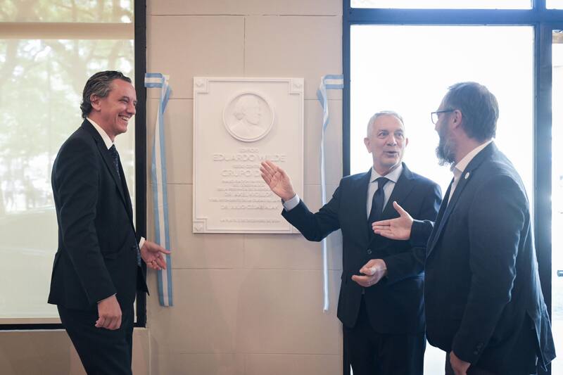 El acto inaugural contó con la presencia del intendente Julio Alak, el director del Grupo DESA, Marcelo Diez, y el subsecretario de Energía de la Provincia, Gastón Ghioni