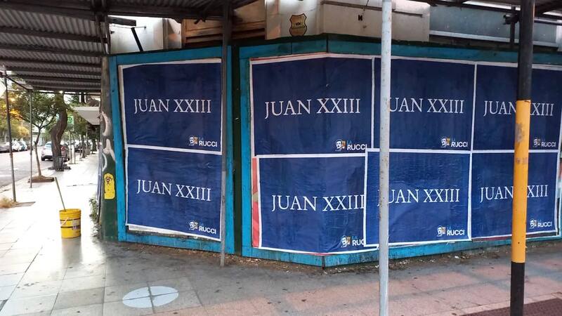 Las calles amanecieron empapeladas con carteles que rezan Juan XXXIIII.