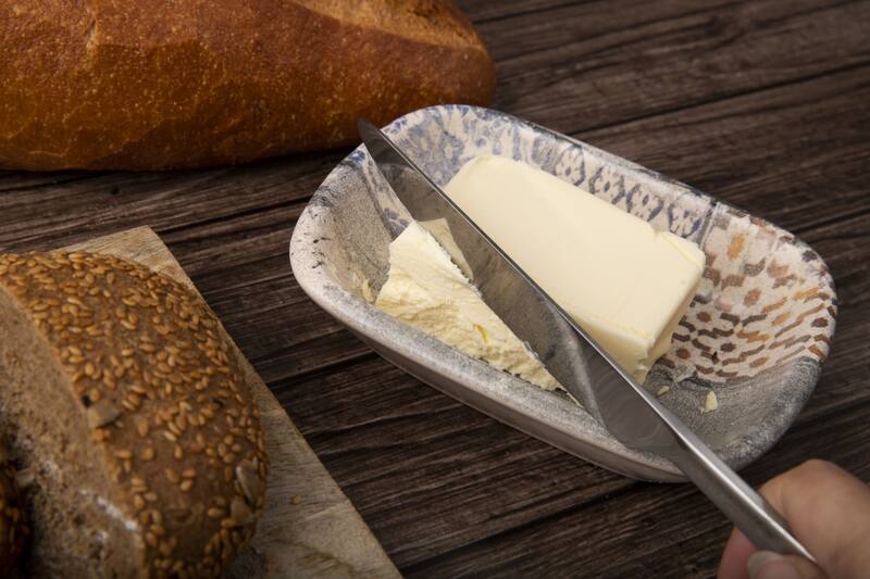 Este método innovador permite sintetizar grasas idénticas a las lácteas, evitando el impacto ambiental asociado con la ganadería y la agricultura intensiva (Fuente: Freepik)