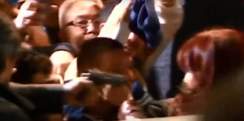 El momento en que Sabag Montiel gatilló su arma en la frente de Cristina Kirchner