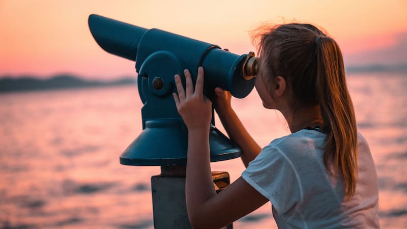 Algunos asteroides siguen una órbita cercana a la de la Tierra, permaneciendo vinculados al planeta durante períodos prolongados antes de continuar su camino por el sistema solar.