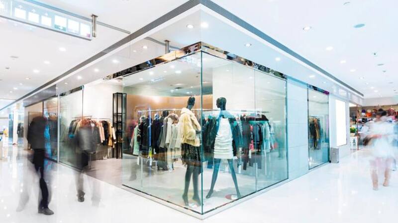 En algunas vidrieras de los shopping centers, la nueva temporada convive con liquidaciones de verano