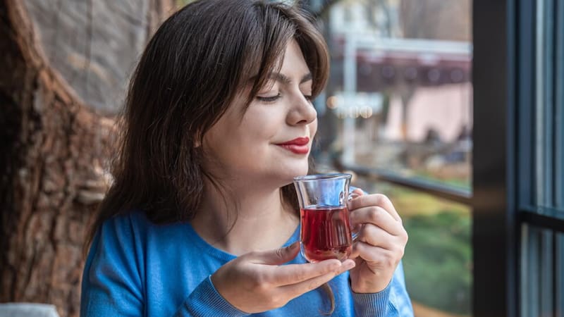 El té de guayaba es una infusión natural que proviene de las hojas de guayabo, un árbol tropical muy común en América Latina.