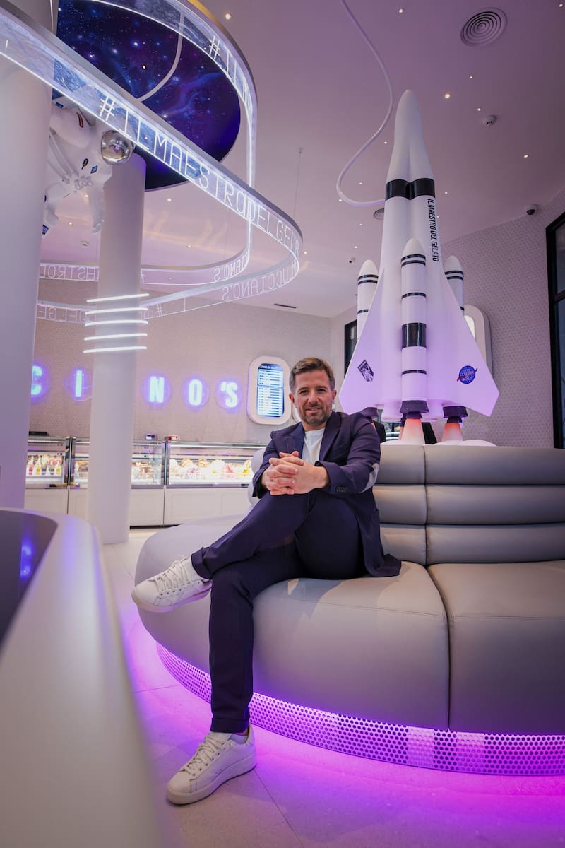 Christian Otero y el local "nave espacial" de Lucciano's en Barcelona.