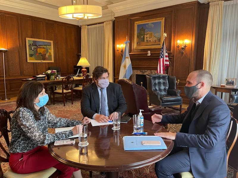 Julie Kozack del FMI con Sergio Chodos y Martín Guzmán en Washington, en marzo de este año