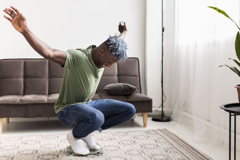 Los pasos en cuclillas laterales son fundamentales para trabajar el equilibrio. (Foto: Freepik)