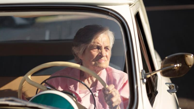 La DGT te quitará el carnet de conducir después de los 70 años y estas son las causas.