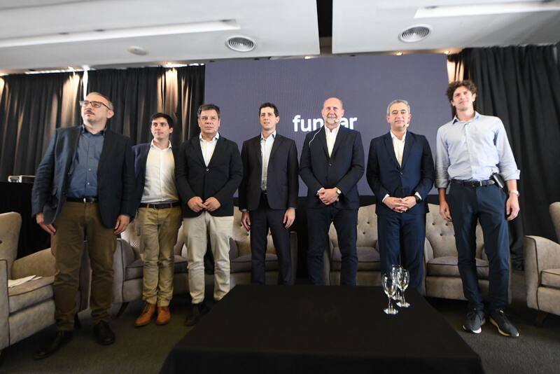 Facundo Manes, 'Wado' de Pedro, Omar Perotti, Pablo Javkin y Martín Lousteau con Martín Reydó (Fundar)