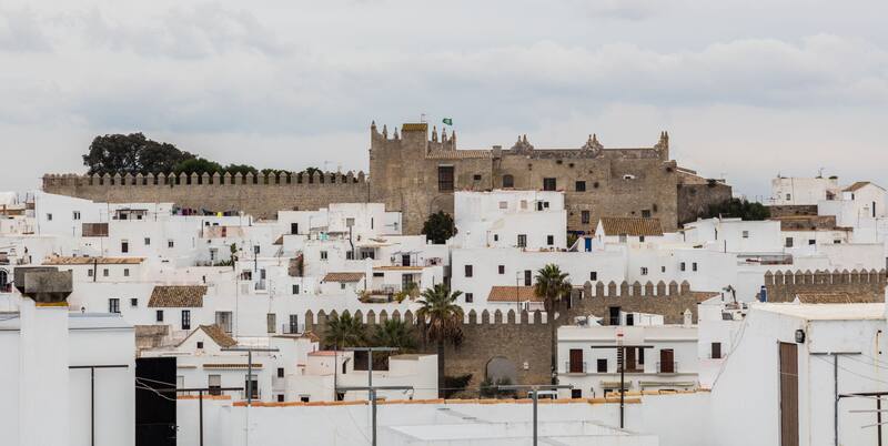 Callejuelas laberínticas y vista al mar es lo que distingue a Vejer de la Frontera, en Cádiz. (Imagen: Wikimedia, Diego Delso, delso.photo, Licencia CC-BY-SA)