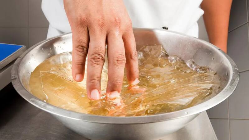 La gelatina neutra diluida en zumo de naranja es recomendable para prevenir las arrugas. Fuente: archivo