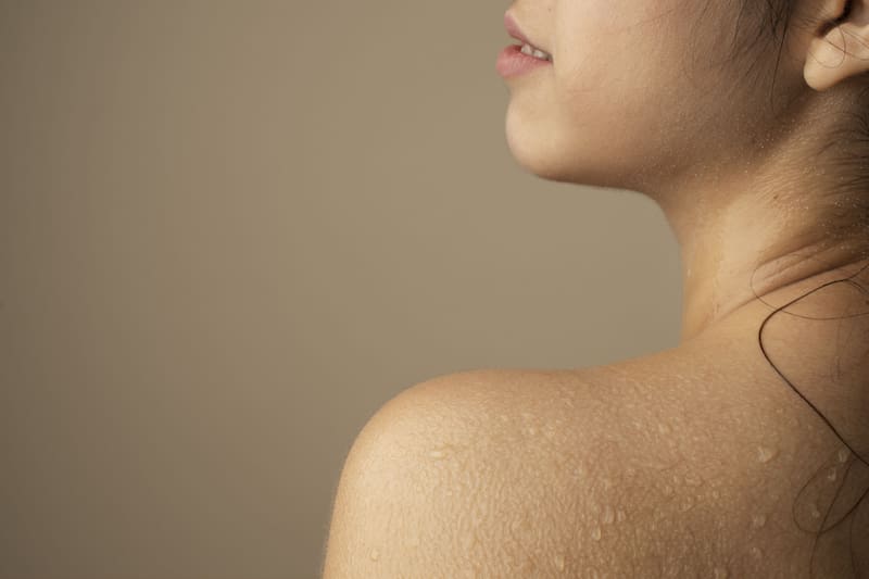 La piel grasa es el resultado de una mayor producción de sebo. Fuente: Freepik