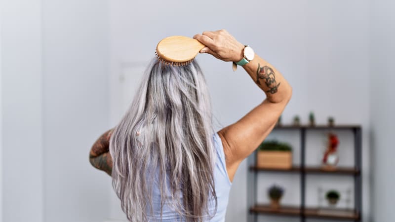 Cómo oscurecer las canas con tintes naturales y sin dañar el cabello: la fórmula ideal para recuperar el color y cubrir las imperfecciones.