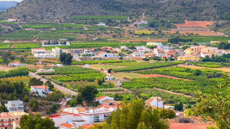 Es uno de los pueblitos medievales más bellos del país, está en La Rioja y se consigue el mejor vino.
