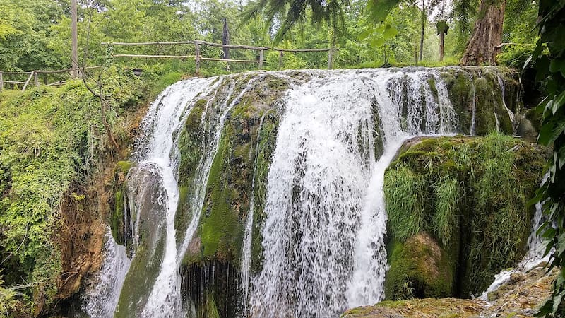 El río Slunjica atraviesa la aldea y forma más de 20 cascadas antes de unirse al río Korana. (Foto: Wikimedia)