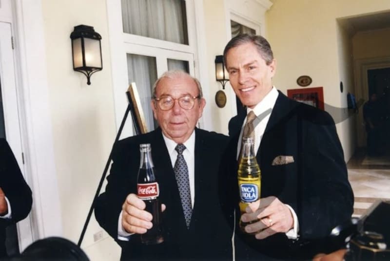 Johnny Lindley (izquierda) firmó el acuerdo con Coca-Cola en 1999