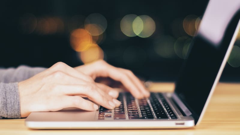 El oro que tiras a la basura está escondido en la placa base de tu computadora. Fuente: Shutterstock.