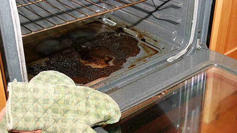 La acumulación de suciedad en las paredes del horno puede dificultar su funcionamiento y generar olores desagradables.