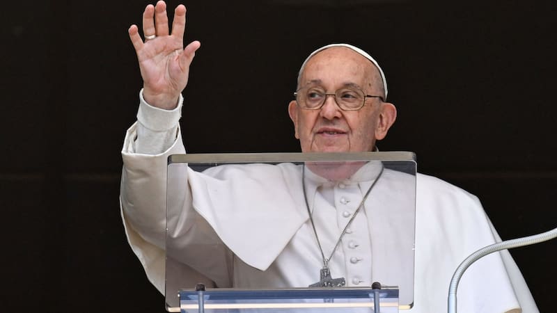 El papa Francisco, de 88 años, presentó una "ligera mejoría" y continúa "estable".