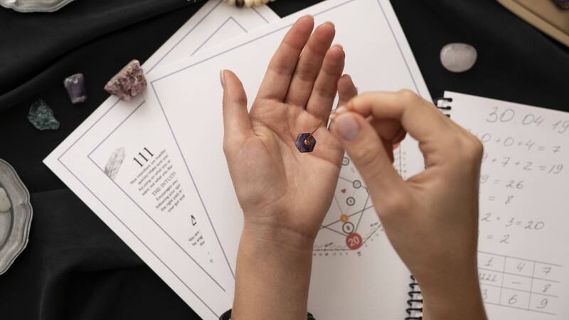 Algunas piedras preciosas funcionan como talismanes, ya que combinan propiedades energéticas y de protección para sus portadores.