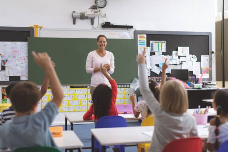 La programación educativa contempla pausas para reuniones docentes y días festivos.