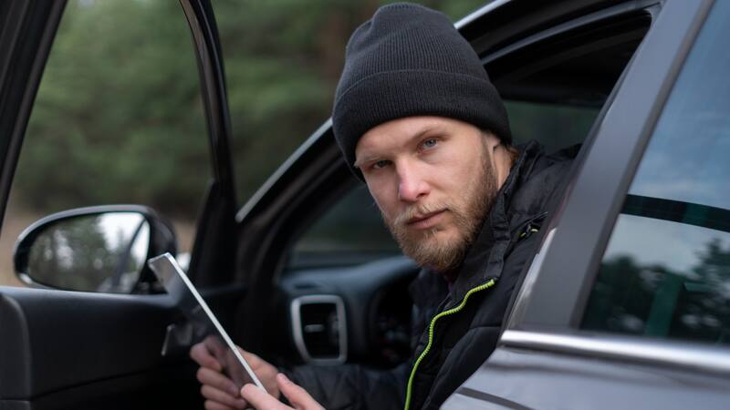Los agentes de la DGT pueden inspeccionar el interior del vehículo para verificar si hay objetos ilegales.