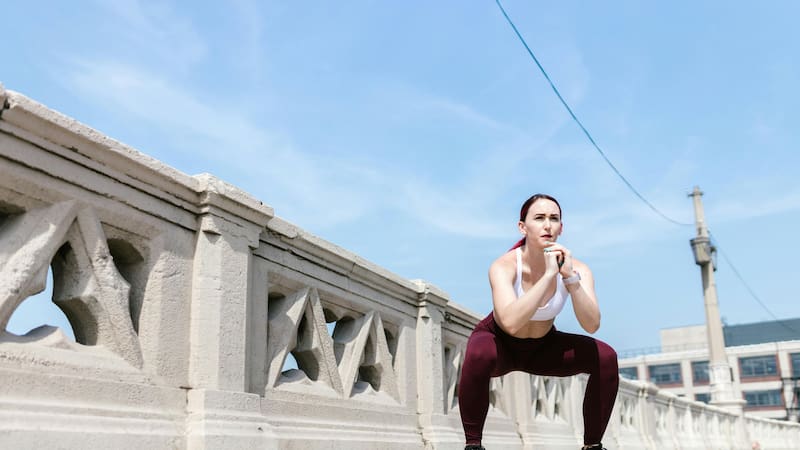La calistenia se enfoca en el uso del peso corporal para desarrollar fuerza, flexibilidad y control.