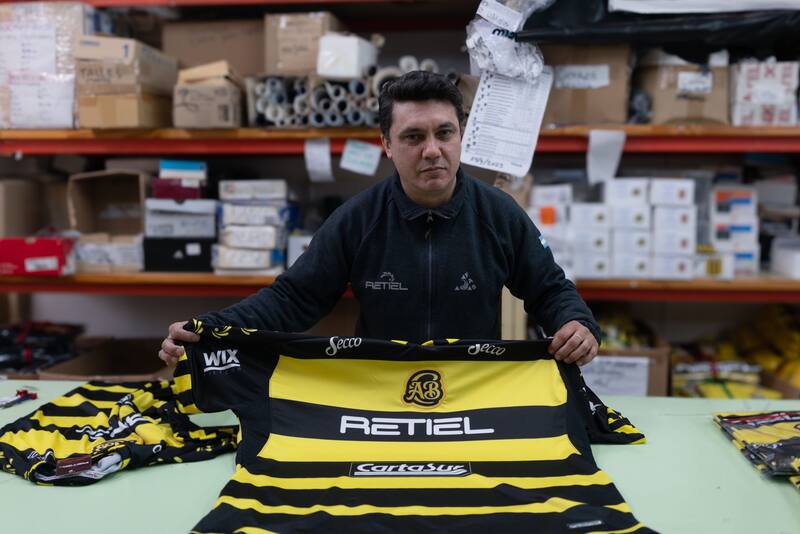 Actualmente cada club demanda entre 2.500 y 5.000 prendas por año.