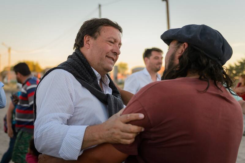 Alberto Weretilneck, candidato de Juntos Somos Río Negro con dos colectoras