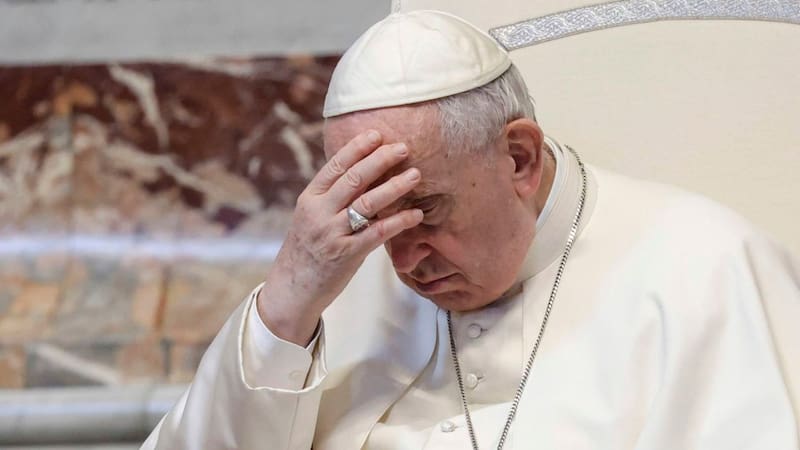 Tristeza en la Iglesia Católica: el Vaticano reza por el Papa Francisco y elige a un cardenal para oficiar la misa por su salud.