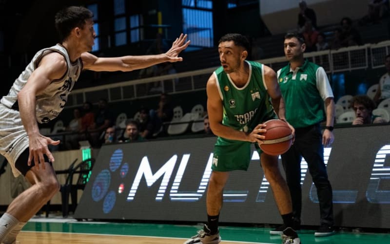 Tomás Spano, base de Ferro, encara a Gastón García frente a la atenta mirada de su entrenador Federico Fernández. (Foto: Prensa Ferro)
