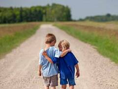 Día del hermano 2022: cuándo es, por qué se celebra y las mejores frases para regalar