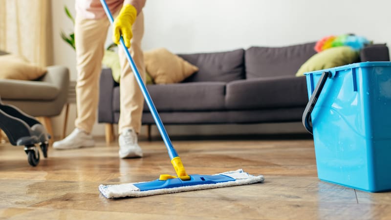 Cada vez más personas reemplazan los limpiadores industriales por mezclas naturales que resultan eficaces y económicas.