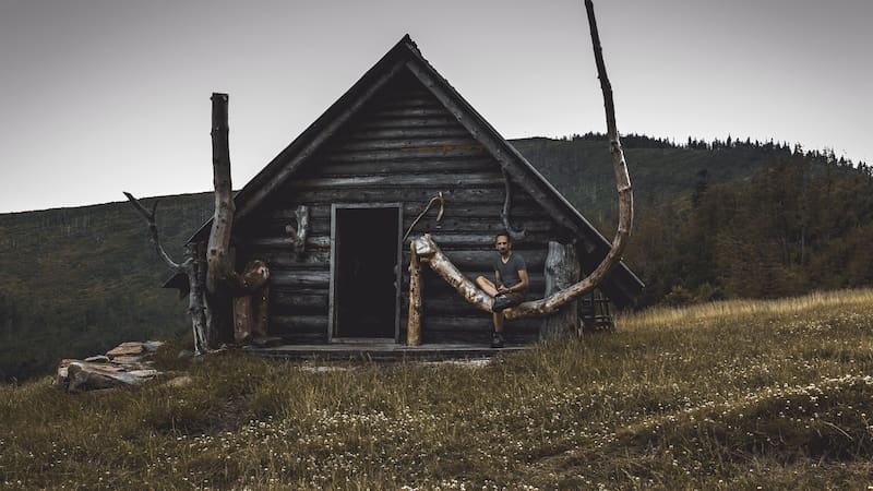 Los habitantes que aún se encuentran cerca del pueblo fantasma aseguran que, al caer la tarde, se pueden ver estructuras fantasmales que aparecen y desaparecen en el terreno abandonado.
