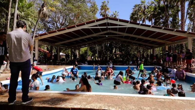 La zona donde se encuentra el balneario es rica en recursos minerales, lo que contribuye a las propiedades de sus aguas.