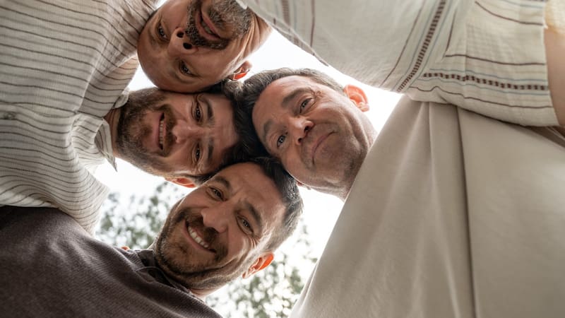 Machos Alfa es una de las comedias españolas más exitosas de Netflix, con gran alcance global.