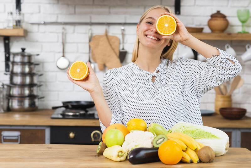 Las mujeres adultas necesitan consumir 75 mg de vitamina C al día para una salud adecuada (Fuente: Freepik)